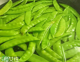 ?炒荷蘭豆要焯水嗎？荷蘭豆不焯水能吃嗎？