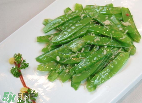 ?炒荷蘭豆要焯水嗎？荷蘭豆不焯水能吃嗎？
