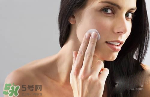 先用磨砂膏還是先用洗面奶？磨砂膏和洗面奶哪個先用？