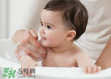 寶寶流鼻涕了還能洗澡嗎？寶寶夏天感冒能不能洗澡？
