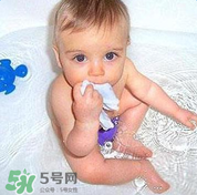 寶寶流鼻涕了還能洗澡嗎？寶寶夏天感冒能不能洗澡？