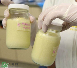 我的奶水發(fā)黃是怎么回事？ 哺乳期奶水發(fā)黃還可以喂奶嗎？