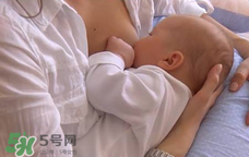 我的奶水發(fā)黃是怎么回事？ 哺乳期奶水發(fā)黃還可以喂奶嗎？