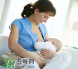 我的奶水發(fā)黃是怎么回事？ 哺乳期奶水發(fā)黃還可以喂奶嗎？
