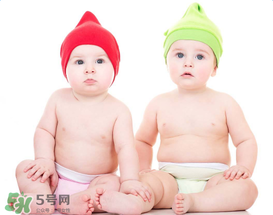 如何判斷新生兒已經(jīng)吃飽？新生兒吃飽了有什么表現(xiàn)？