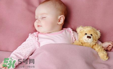 如何判斷新生兒已經(jīng)吃飽？新生兒吃飽了有什么表現(xiàn)？