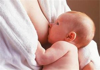 哺乳期奶水有血是什么原因？哺乳期奶水有血能喂奶嗎？