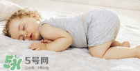 小孩開著燈睡覺好嗎？寶寶睡覺開著燈對身體有危害嗎？