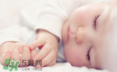 小孩開著燈睡覺好嗎？寶寶睡覺開著燈對身體有危害嗎？