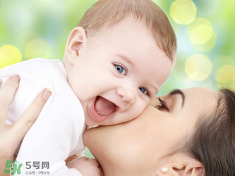 哺乳期媽媽用護膚品對寶寶有影響嗎？哺乳期能不能用護膚品？