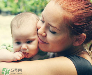 哺乳期媽媽用護膚品對寶寶有影響嗎？哺乳期能不能用護膚品？