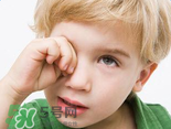 寶寶總是拿手揉眼睛是怎么了？寶寶眼睛癢怎么處理？
