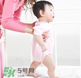 寶寶一歲多了還不會走路怎么辦？寶寶走路晚是什么原因造成的
