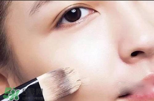 粉底液可以涂在眼部嗎？粉底液涂在眼部有什么危害？