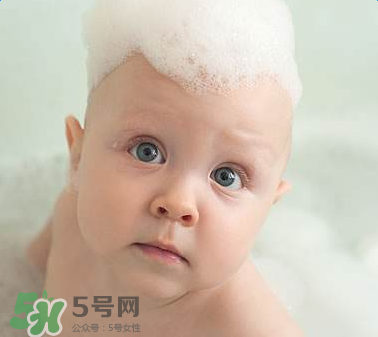 寶寶頭皮上的污垢可以摳掉嗎？寶寶頭上的頭垢該怎么處理？