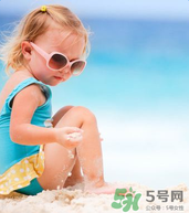 夏日海邊寶寶游泳怎么防曬？海邊親子游泳防曬注意事項