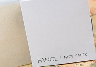 fancl吸油紙?jiān)趺礃樱縡ancl吸油紙?jiān)趺从茫?>
<strong>fancl吸油紙?jiān)趺礃樱縡ancl吸油紙?jiān)趺从茫?/strong>
</a>
<p>吸油紙這種東西本來是沒有什么推薦的，畢竟市面上的吸油紙非常多，但是fancl的材質(zhì)很天然。天然麻作為材質(zhì)，不含防腐劑，用起來非常安心，而且吸油效果會(huì)好很多哦！下面就來了解一下效果吧！</p>
</li>
<li>
<a href=