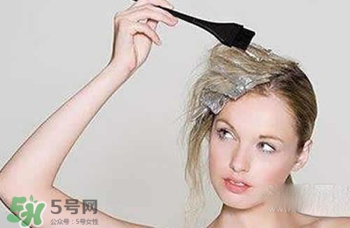 用染發(fā)膏前要不要洗頭？用染發(fā)膏要提前幾天洗頭？