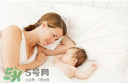 產(chǎn)后皮膚干燥起皮又很癢是怎么回事？生完小孩后皮膚特干怎么辦？