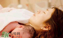 產(chǎn)后皮膚干燥起皮又很癢是怎么回事？生完小孩后皮膚特干怎么辦？