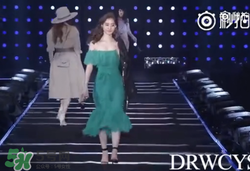 穿著高跟鞋翻跟頭走t臺模特同款綠色裙子是什么牌子？