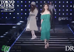 穿著高跟鞋翻跟頭走t臺模特同款綠色裙子是什么牌子？