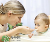 嬰兒吃魚肝油能打預防針嗎？嬰兒吃魚肝油影不影響打預防針？