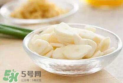 生吃蒜頭有什么好處？生吃蒜頭的功效和作用