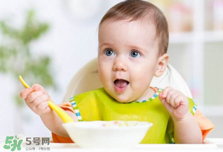 寶寶吃米粉拉綠便便怎么回事？寶寶吃米粉拉綠色要緊嗎？