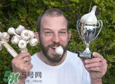 生吃蒜頭有什么好處？生吃蒜頭的功效和作用