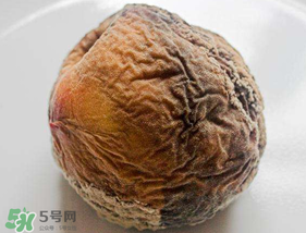 ?桃子發(fā)霉了還可以吃嗎？吃了發(fā)霉的桃子怎么辦？