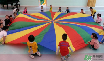 餃子在幼兒園玩的游戲叫什么？彩虹傘的捕魚游戲怎么玩？