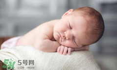 夏天寶寶可以穿開(kāi)襠褲嗎？寶寶穿開(kāi)襠褲有什么危害嗎？