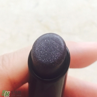 嬌蘭小黑裙007顯色嗎？嬌蘭小黑裙007適合唇色淺的嗎？