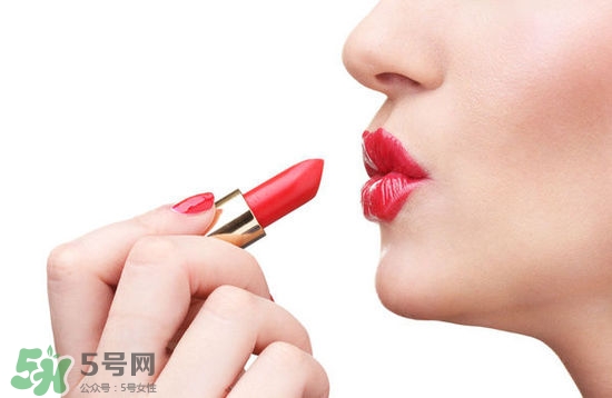 哺乳期能不能涂口紅呢？哺乳期涂口紅對寶寶有危害嗎？