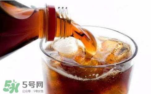 為什么喝碳酸飲料打嗝嗆鼻子？碳酸飲料為什么會冒泡