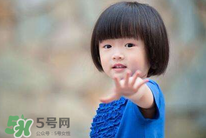 什么原因?qū)е潞⒆有愿駜?nèi)向？孩子性格內(nèi)向該怎么辦？