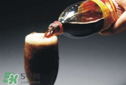 為什么喝碳酸飲料打嗝嗆鼻子？碳酸飲料為什么會冒泡