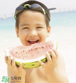 夏天寶寶能不能吃冰西瓜呢？冰西瓜寶寶能吃嗎？