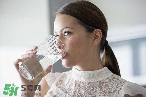 30天不喝飲料，妹子的對比照令人震驚 喝白開水的好處