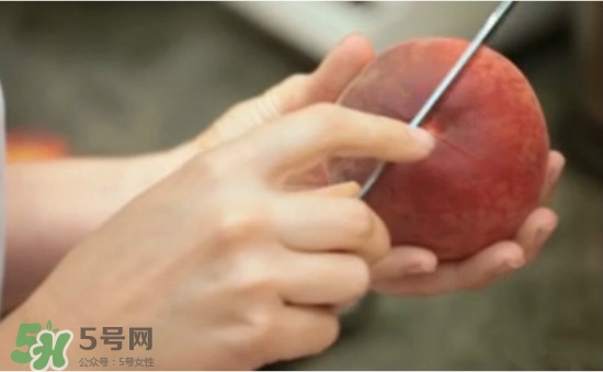 吃桃子要不要削皮？吃桃子的去皮方法