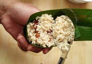 包粽子是生米還是熟米？包粽子的米是煮的還是生的？