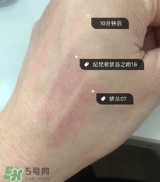 嬌蘭和紀梵希口紅哪個好？嬌蘭和紀梵?？诩t對比