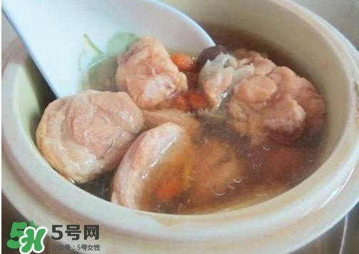 鱷魚肉燉湯要去皮嗎？鱷魚肉煲湯新鮮的好還是干的好