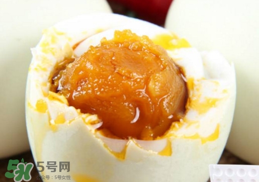 咸鴨蛋為什么會出油？咸鴨蛋為什么有油