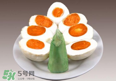 咸鴨蛋放久了還能吃嗎？咸鴨蛋放臭了還能吃嗎？