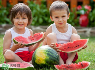 寶寶發(fā)燒時能吃西瓜嗎？寶寶咳嗽能不能吃西瓜？