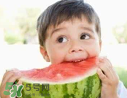 寶寶發(fā)燒時能吃西瓜嗎？寶寶咳嗽能不能吃西瓜？