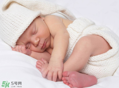寶寶坐不穩(wěn)的原因 寶寶為什么會(huì)坐不穩(wěn)呢？