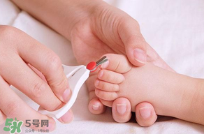 寶寶指甲多久剪一次？寶寶指甲多大可以剪？